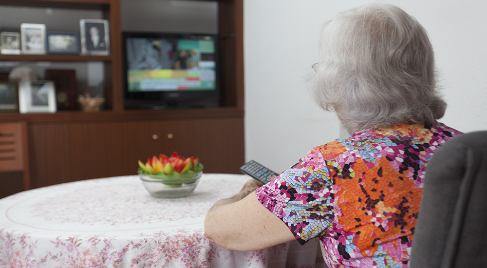 高齢者　孤独　テレビ
