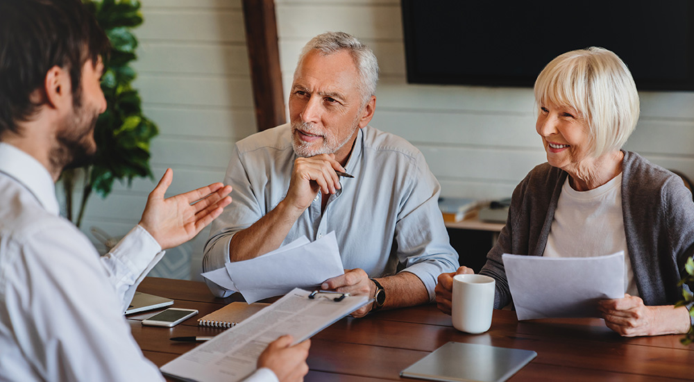 年金の受給開始年齢を考える高齢者